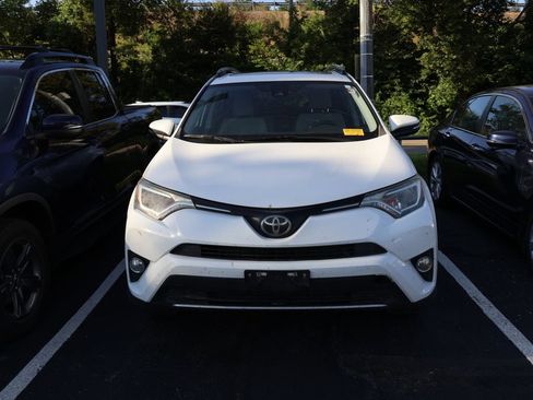 Used 2018 Toyota RAV4 XLE AWD/4WD image 2