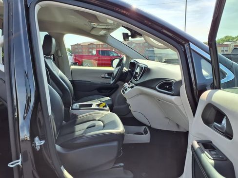 Used 2024 Chrysler Pacifica Touring-L FWD image 23