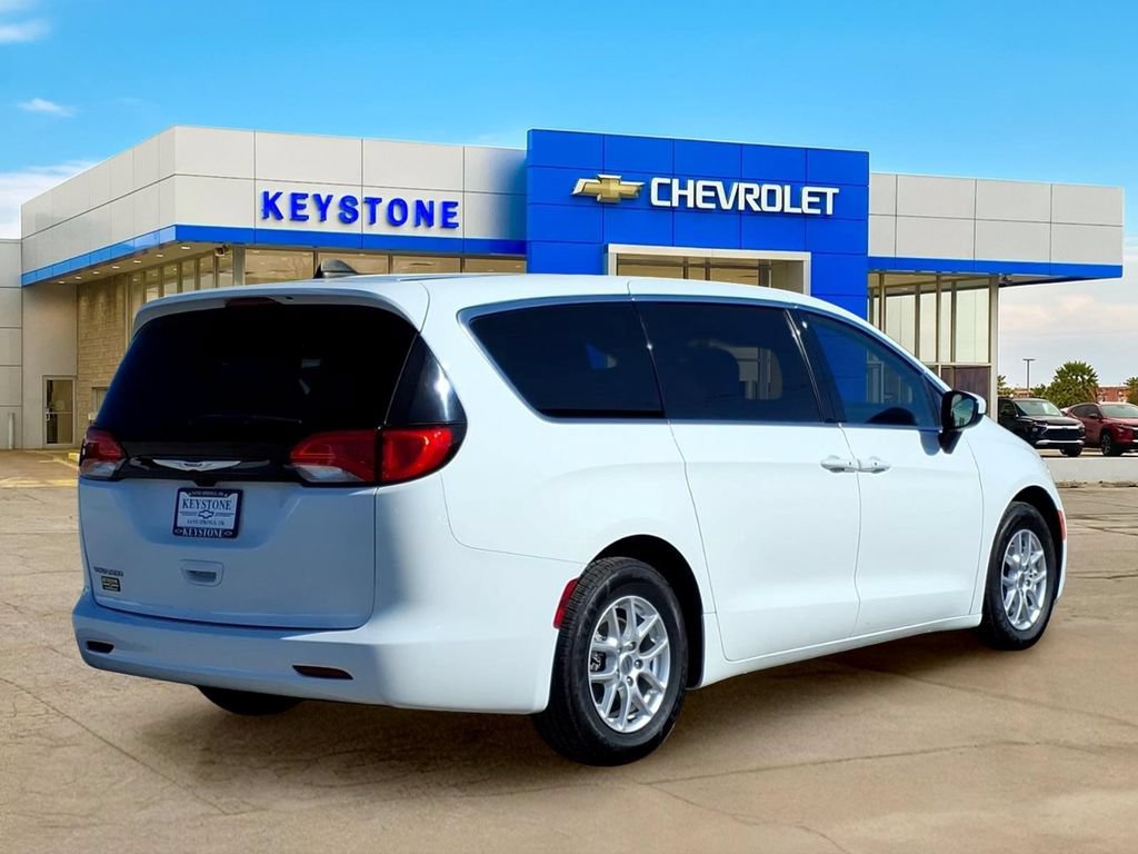 Used 2023 Chrysler Voyager LX FWD image 7