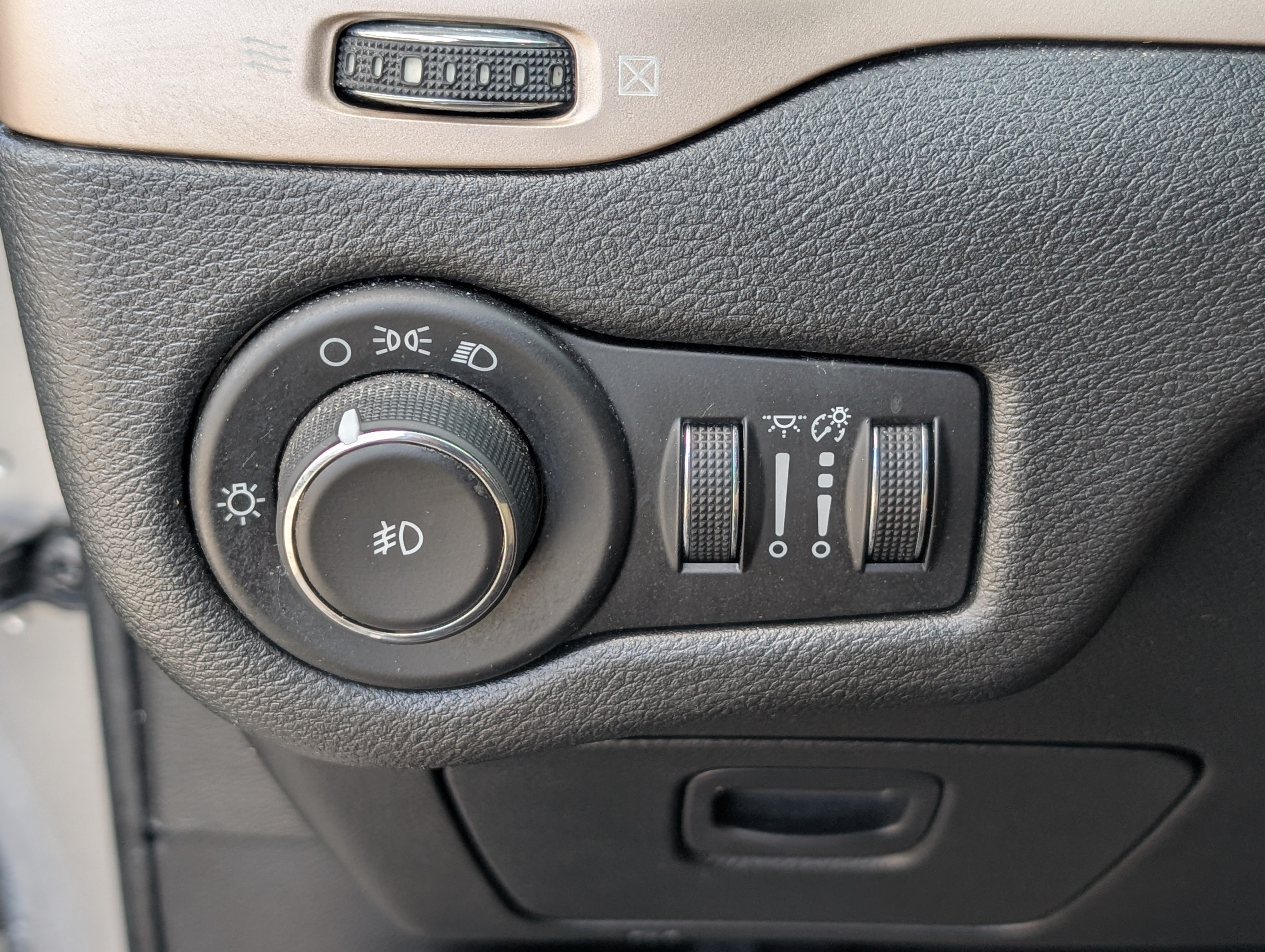 Used 2014 Jeep Cherokee Latitude AWD/4WD image 20