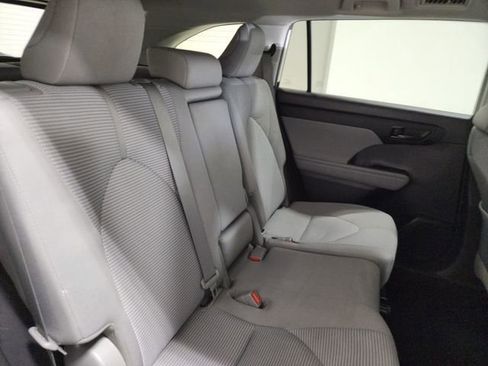 Used 2021 Toyota Highlander LE AWD/4WD image 13