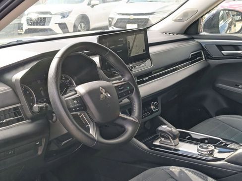 Used 2025 Mitsubishi Outlander SE FWD image 14