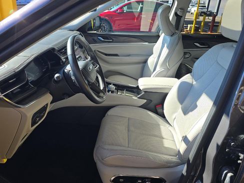 Used 2022 Jeep Grand Cherokee Overland w/ Advanced Protech Group III image 7