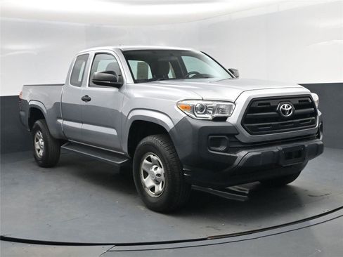Used 2016 Toyota Tacoma SR image 18
