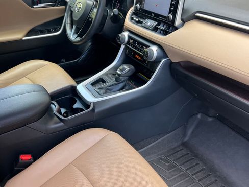 Used 2021 Toyota RAV4 Limited image 17