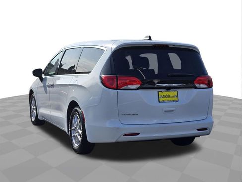 Used 2023 Chrysler Voyager LX image 6