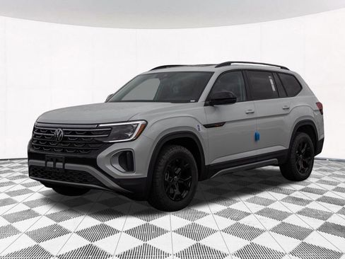 New 2026 Volkswagen Atlas Peak Edition image 8