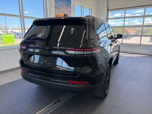 Used 2025 Jeep Grand Cherokee Altitude AWD/4WD image 5