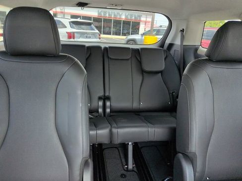 Used 2024 Kia Carnival LX FWD image 11