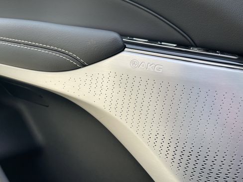 Used 2025 Cadillac Lyriq Luxury image 13