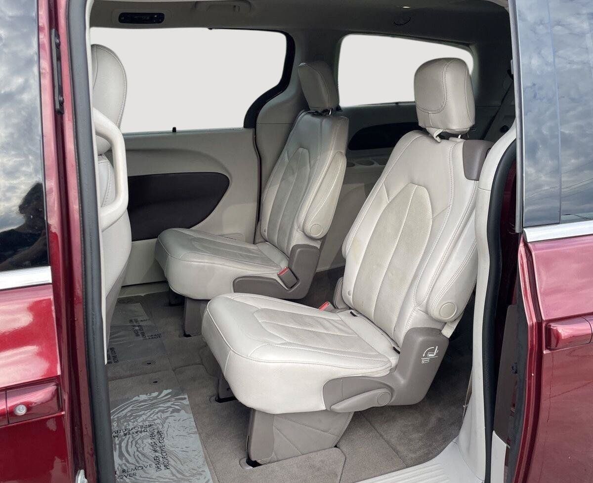 Used 2020 Chrysler Pacifica Touring-L FWD image 4