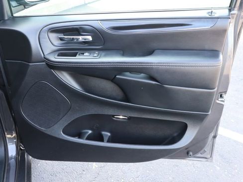 Used 2015 Chrysler Town & Country S w/ Driver Convenience Group FWD image 31