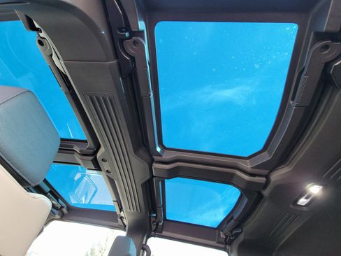 New 2026 GMC Hummer EV SUV w/ LPO, Dark Essentials Package AWD/4WD image 9