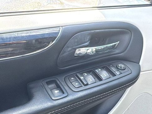 Used 2015 Chrysler Town & Country Touring image 10