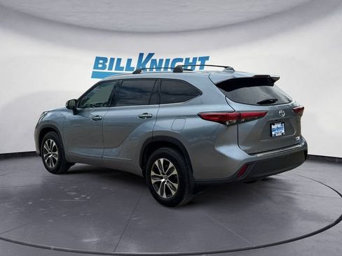 Used 2022 Toyota Highlander XLE AWD/4WD image 3