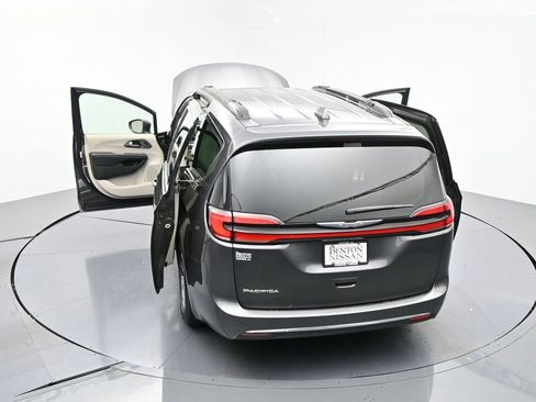 Used 2022 Chrysler Pacifica Touring-L FWD image 27