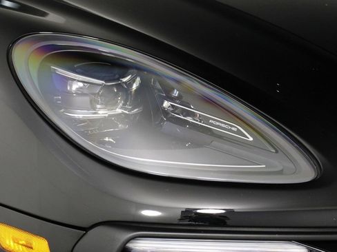 Certified 2025 Porsche Macan S image 28