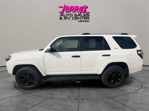Used 2024 Toyota 4Runner SR5 Premium image 3