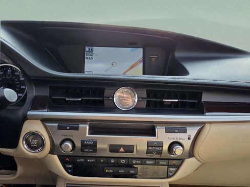 Used 2013 Lexus ES 350 4dr Sdn w/ Luxury Pkg image 16