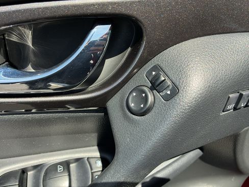 Used 2019 Nissan Rogue SV w/ Premium Package FWD image 21