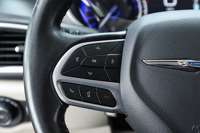 Used 2020 Chrysler Pacifica Touring-L w/ Advanced Safetytec Group FWD image 23