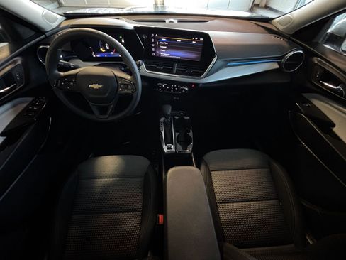 Used 2025 Chevrolet Trax LT image 32