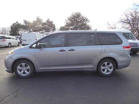 Used 2013 Toyota Sienna L image 4