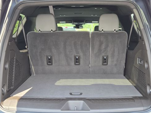 Used 2024 Chevrolet Suburban LT w/ Luxury Package RWD image 11