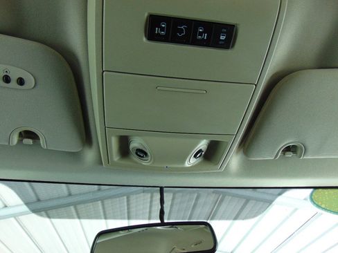 Used 2013 Chrysler Town & Country Touring FWD image 17