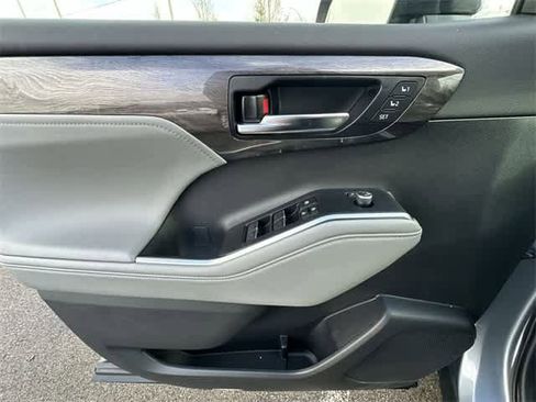 Used 2024 Toyota Highlander Limited image 18