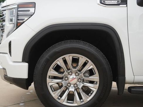 Used 2023 GMC Sierra 1500 Denali w/ Technology Package AWD/4WD image 4