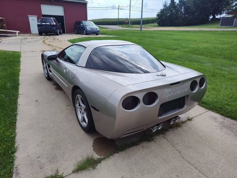 Used 2000 Chevrolet Corvette Coupe w/ Roof Pkg RWD image 2