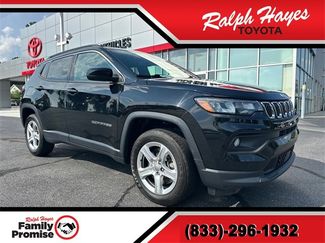 Used 2023 Jeep Compass Latitude image 1