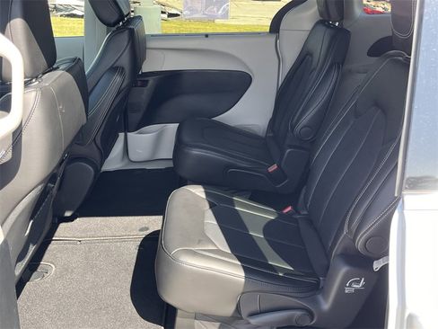 Used 2024 Chrysler Pacifica Touring-L image 18