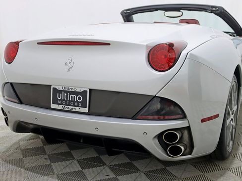 Used 2010 Ferrari California RWD image 16