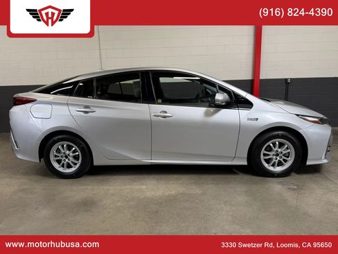 Used 2017 Toyota Prius Prime Advanced w/ Carpet Mat Package FWD image 9