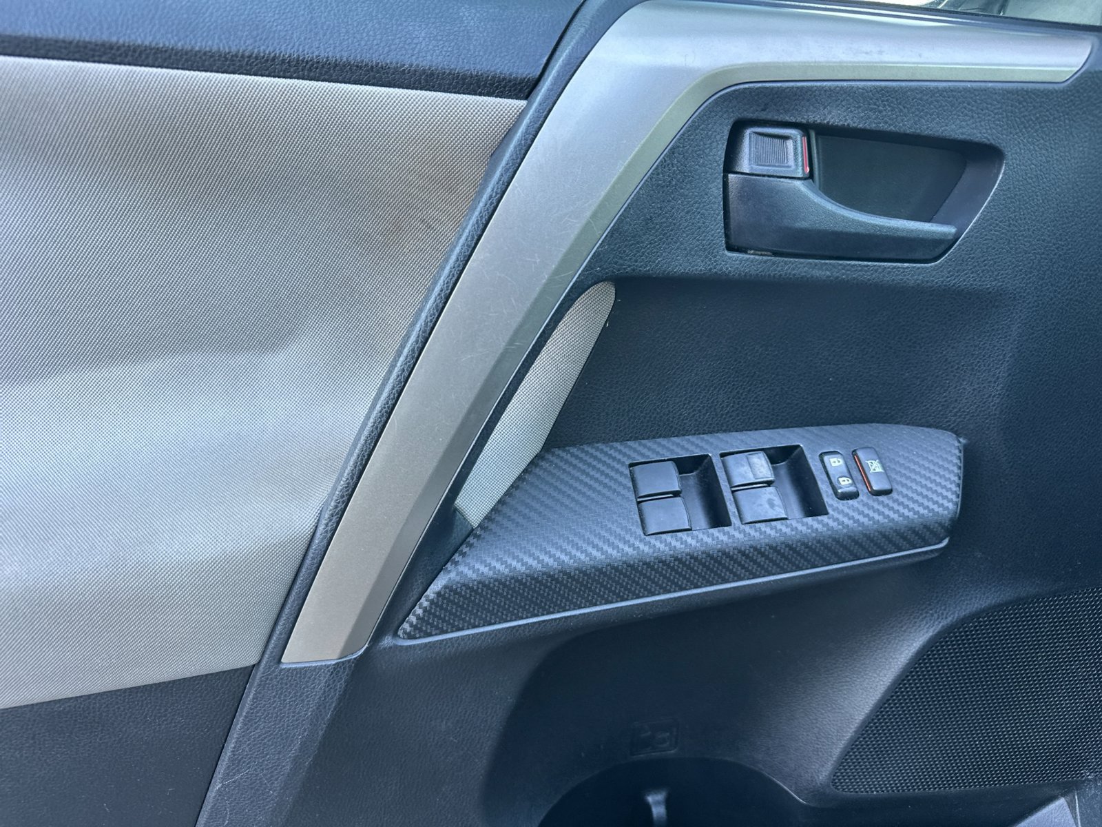 Used 2015 Toyota RAV4 LE FWD image 11