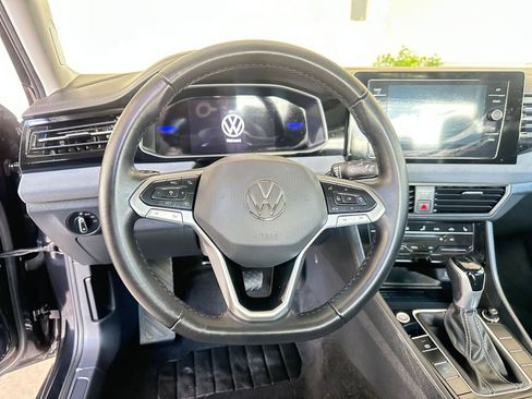 Used 2025 Volkswagen Jetta SE image 28