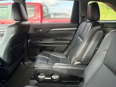 Used 2019 Toyota Highlander SE AWD/4WD image 9
