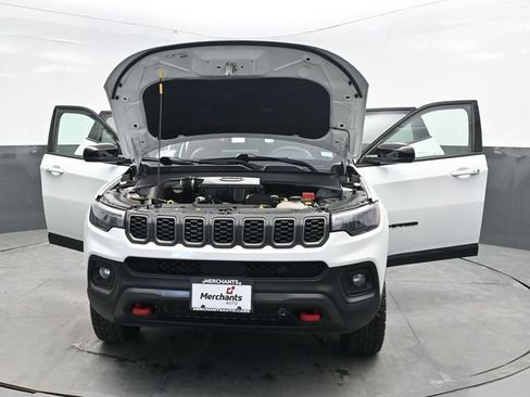 Used 2025 Jeep Compass Trailhawk AWD/4WD image 36