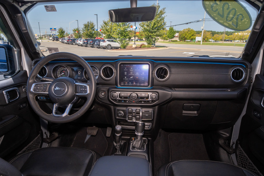 Used 2023 Jeep Wrangler Unlimited Sahara AWD/4WD image 18