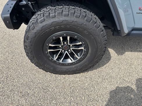 Used 2025 Jeep Wrangler Unlimited Rubicon AWD/4WD image 9