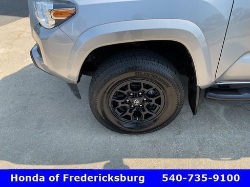 Used 2019 Toyota Tacoma SR5 w/ Four Season Floor Mat Package AWD/4WD image 10