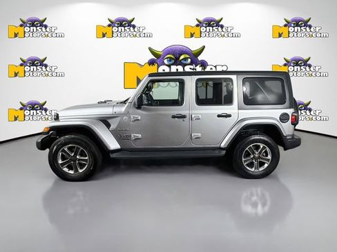 Used 2018 Jeep Wrangler Unlimited Sahara w/ Dual Top Group AWD/4WD image 8