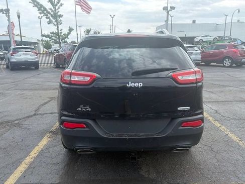 Used 2018 Jeep Cherokee Latitude w/ North All-Season Group AWD/4WD image 6