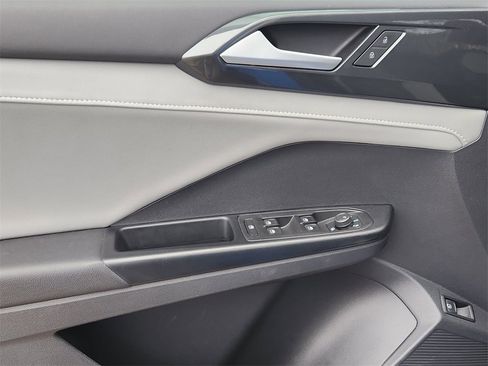 Used 2022 Volkswagen Taos SEL image 3