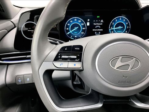 Used 2025 Hyundai Elantra SEL image 22