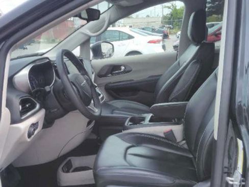 Used 2023 Chrysler Pacifica Touring-L FWD image 2