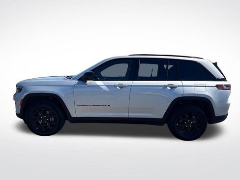 Used 2025 Jeep Grand Cherokee Altitude AWD/4WD image 2