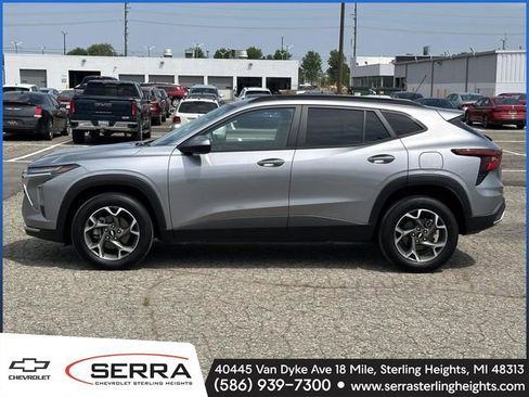 Certified 2024 Chevrolet Trax LT w/ Sunroof Package FWD image 2